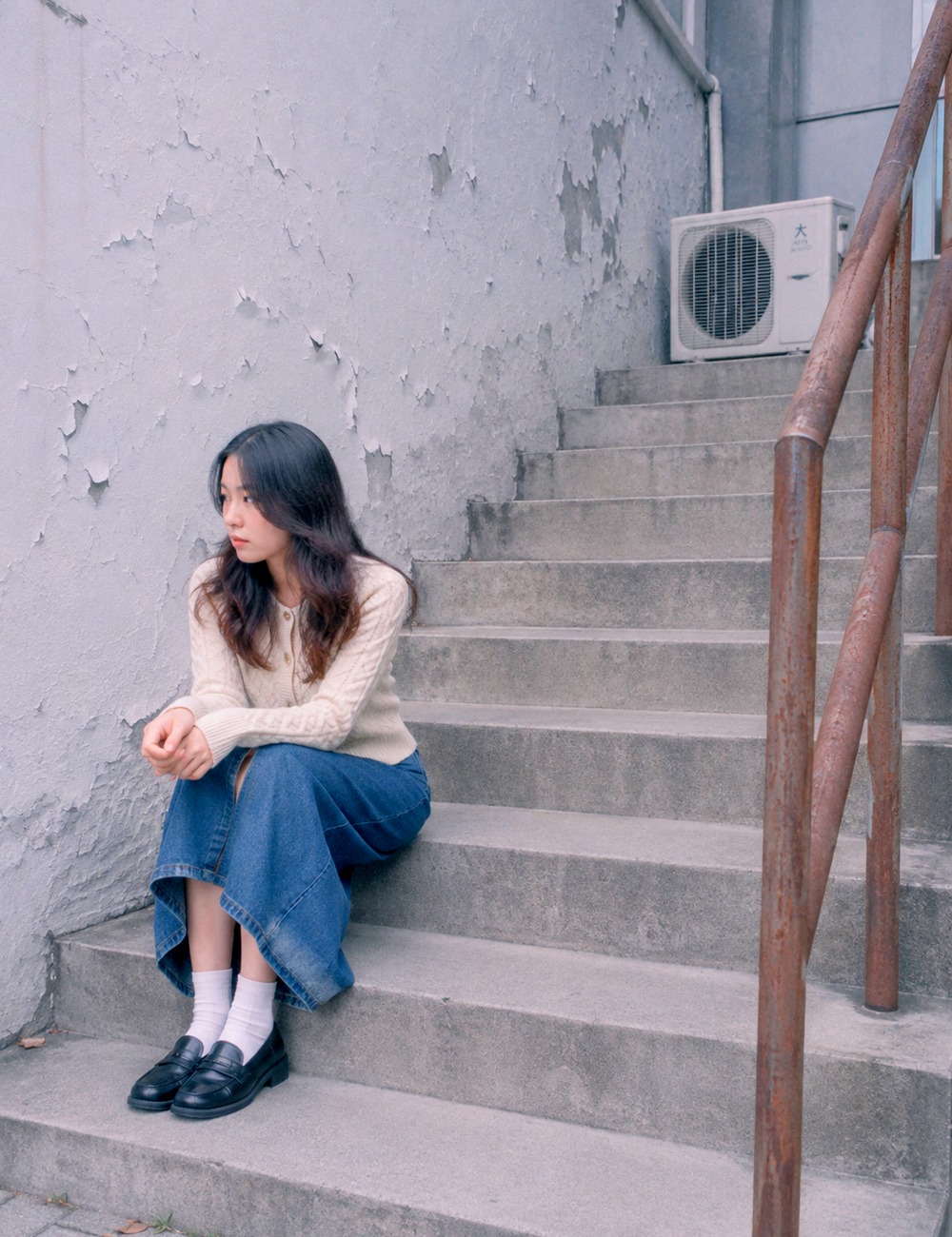 계단에 앉은 전신