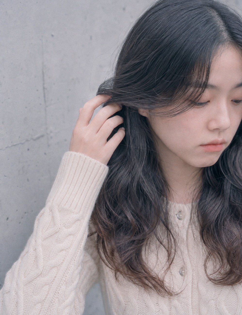 머리를 쓸어 넘기는 옆얼굴